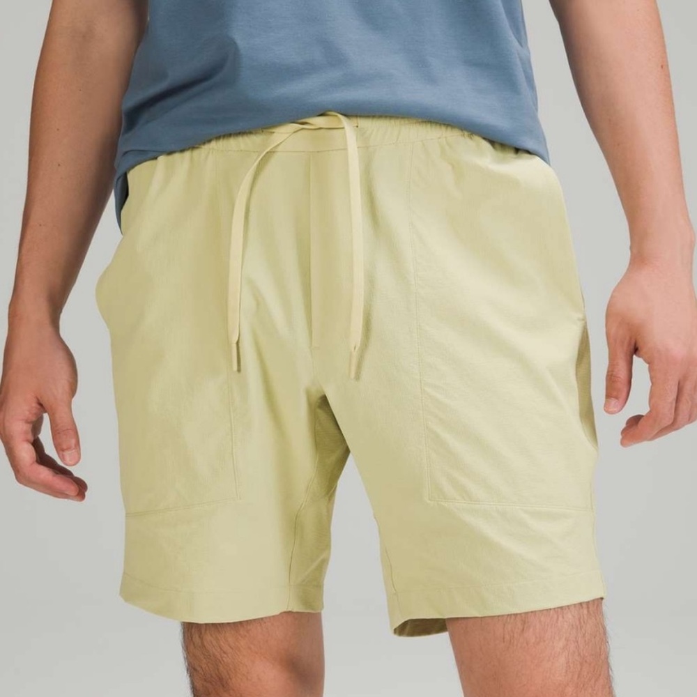 Lululemon Athletica Dew Green Yellow Bowline Short 8"
Stretch RipStop Sz Large
